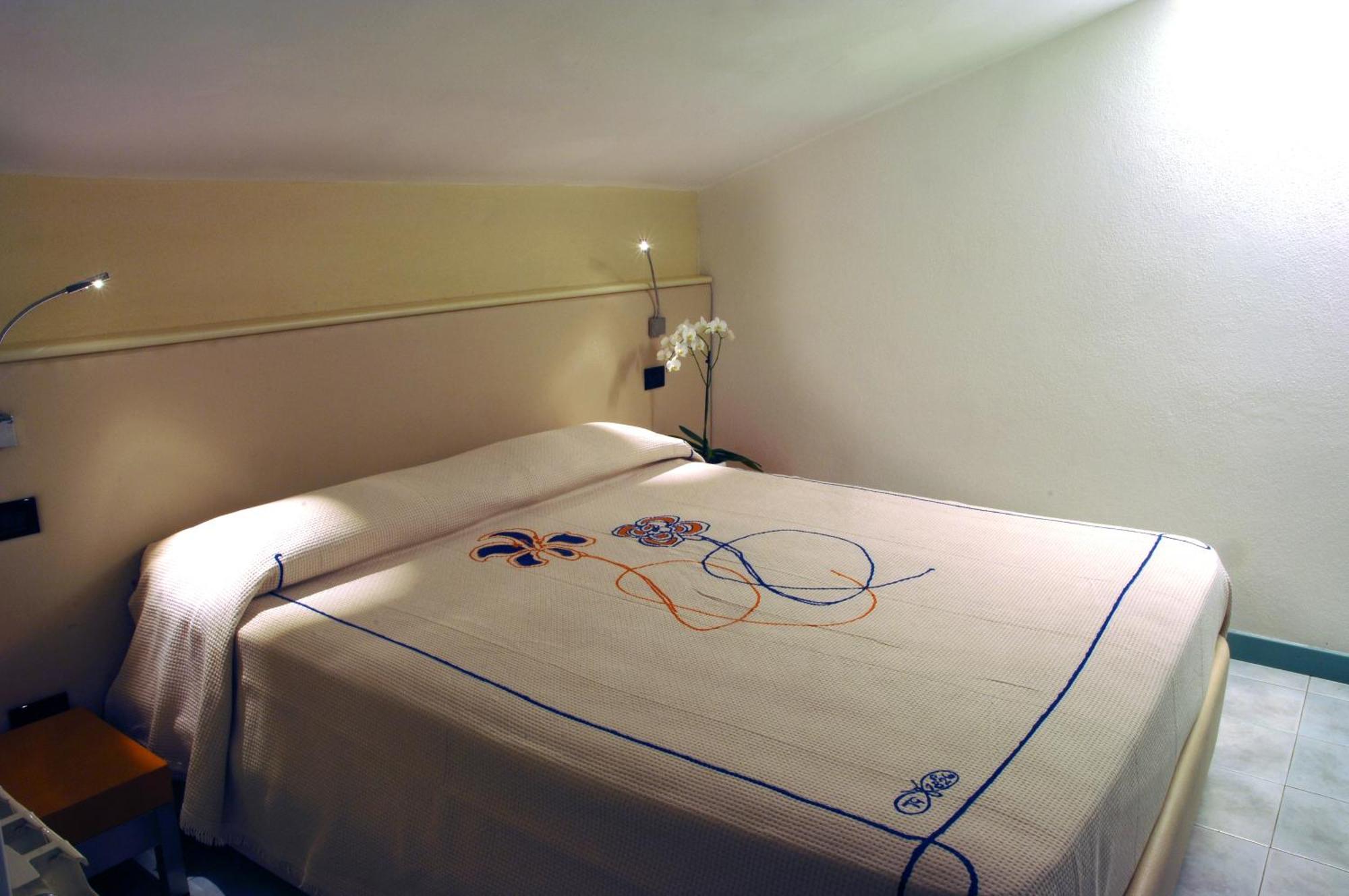 Hotel Eros Residence Червия Екстериор снимка
